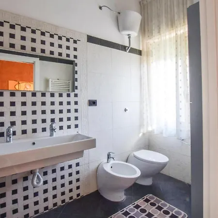 2 Bedroom Stunning In Реджо-ди-Калабрия