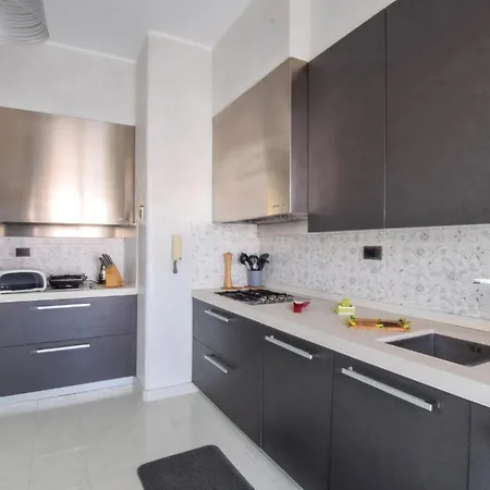 2 Bedroom Stunning In * Реджо-ди-Калабрия