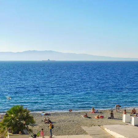 2 Bedroom Stunning Apartment In Reggio Calabria 아파트 *